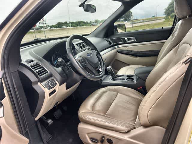 Used 2018 Ford Explorer XLT w/ Equipment Group 202A FWD image 3
