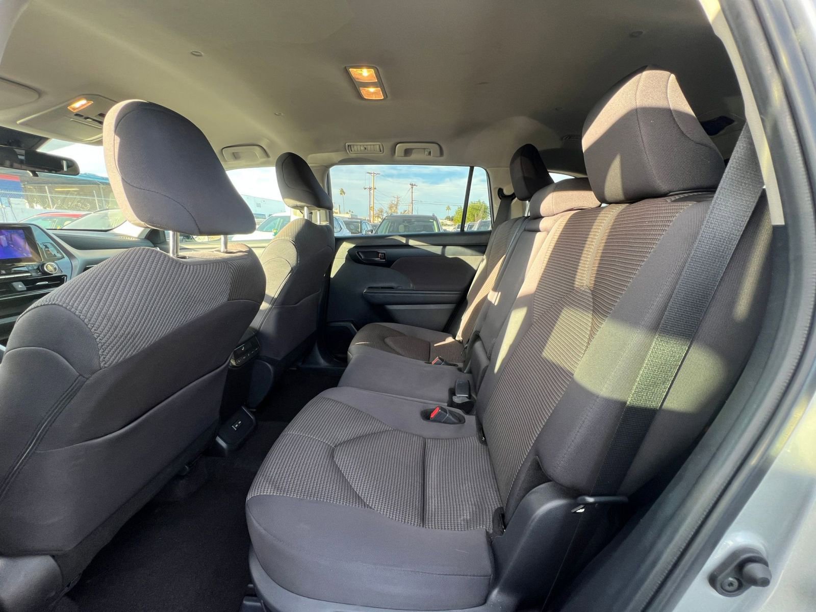 Used 2025 Toyota Highlander LE image 27