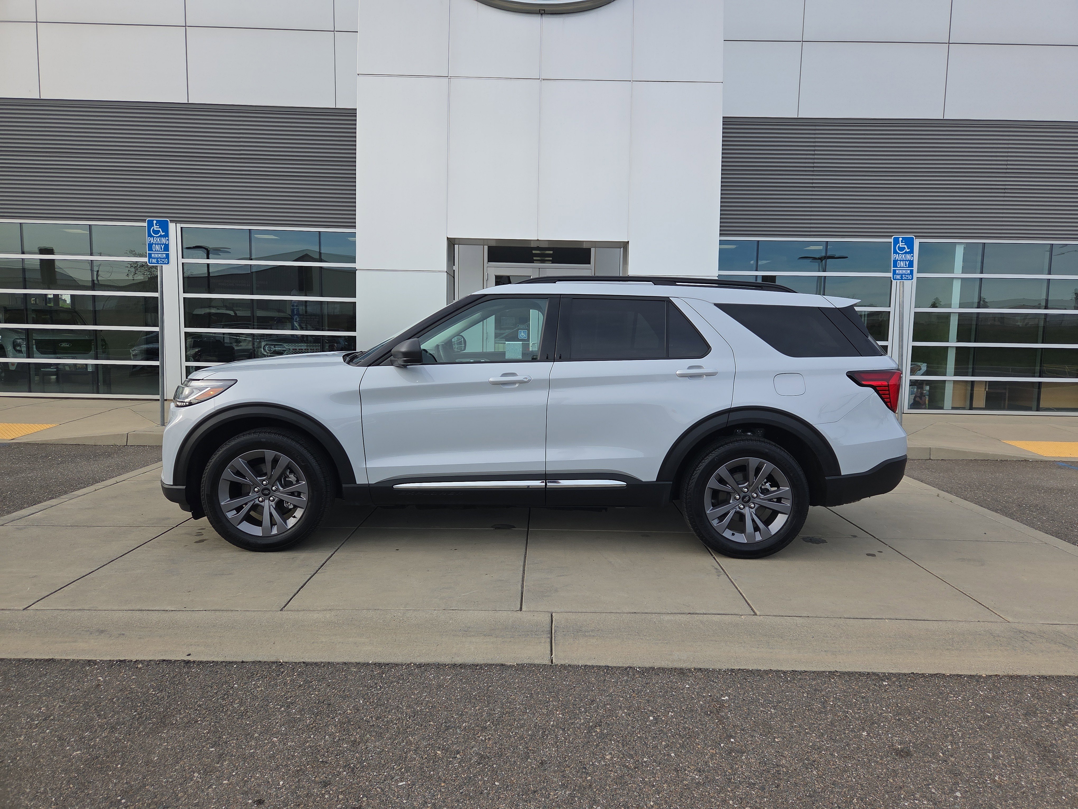 Used 2025 Ford Explorer Active w/ Active Comfort Package image 2