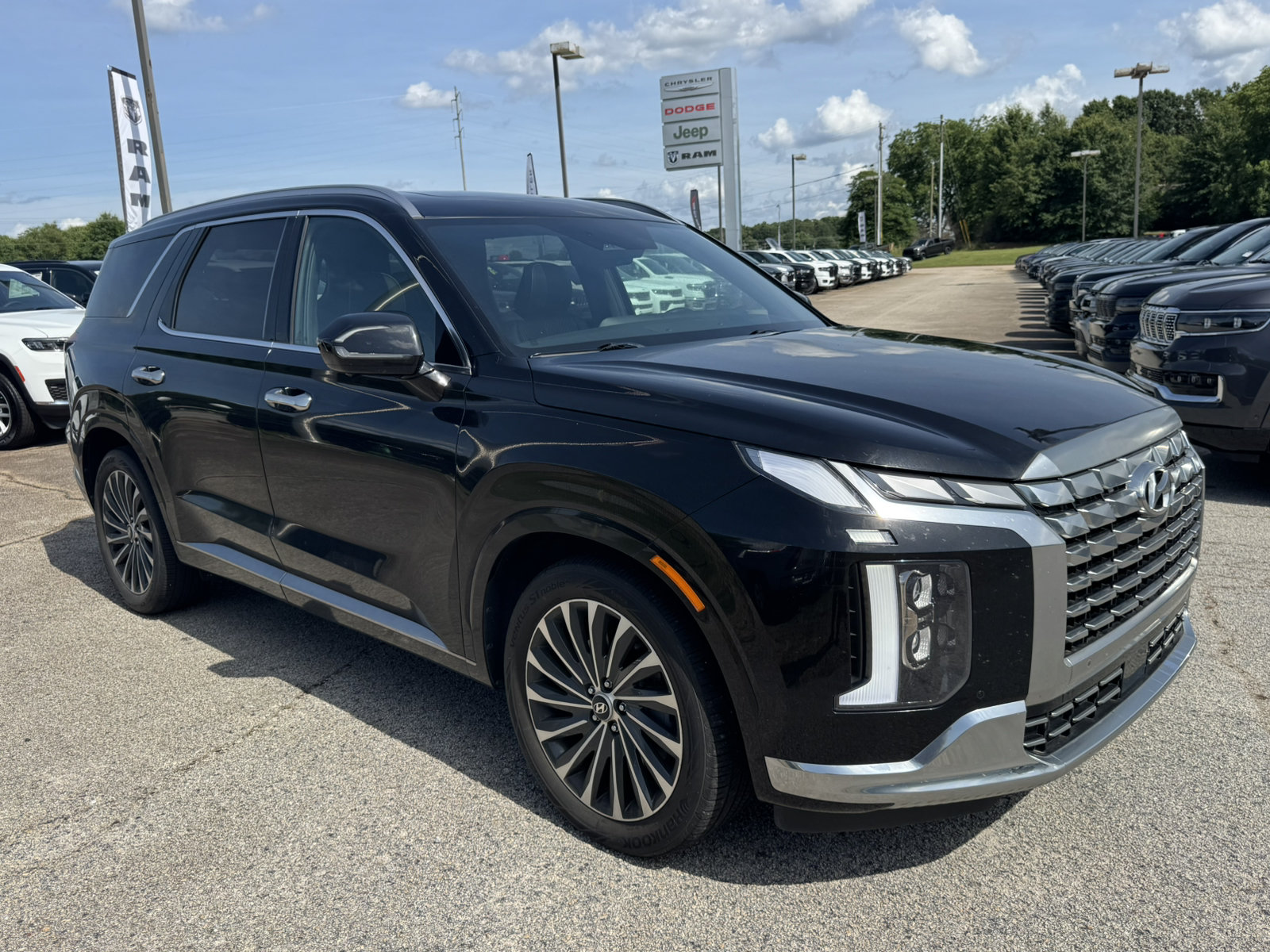 Used 2023 Hyundai Palisade Calligraphy w/ Cargo Package AWD/4WD image 3