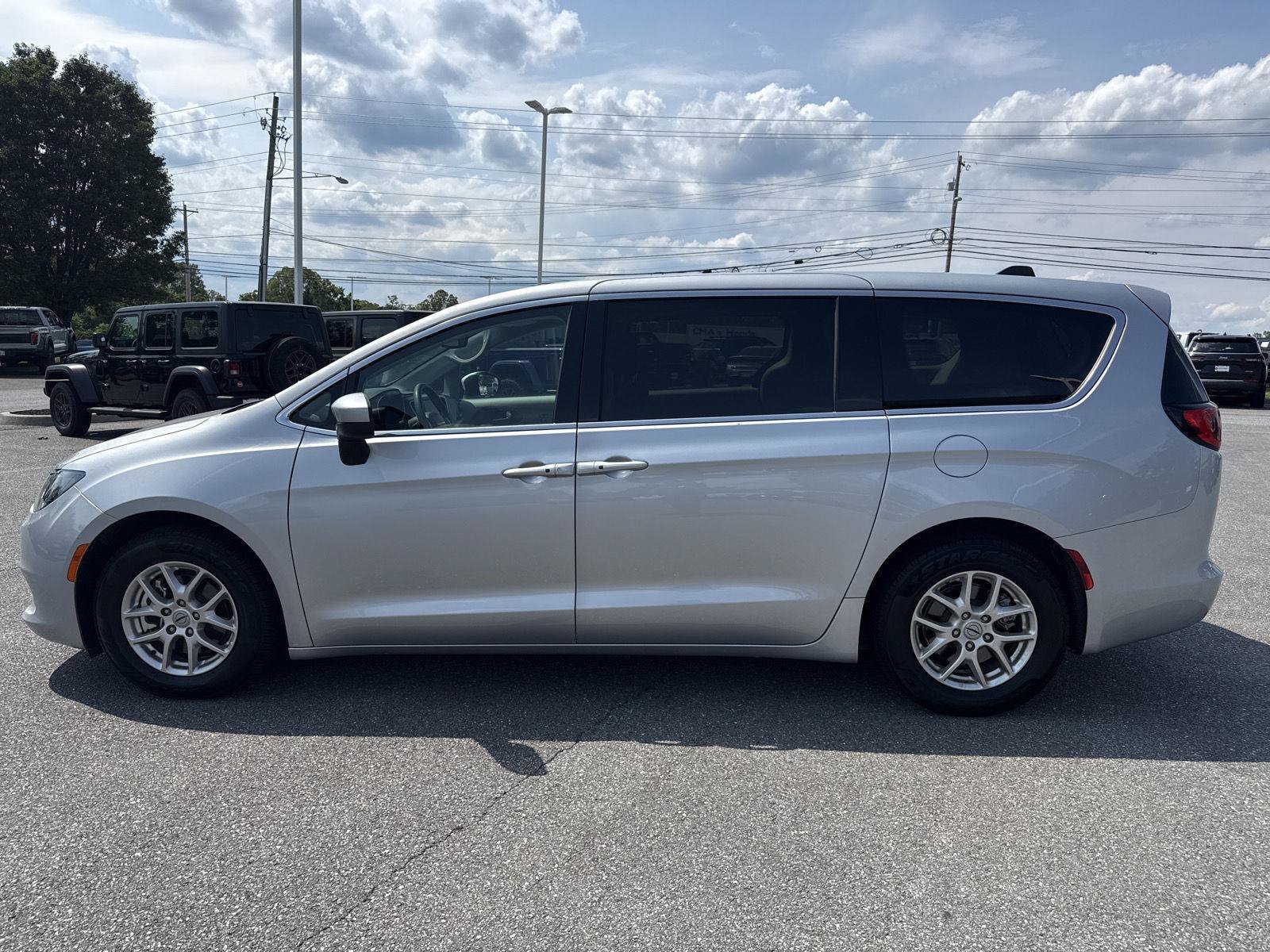 Used 2023 Chrysler Voyager LX FWD image 8