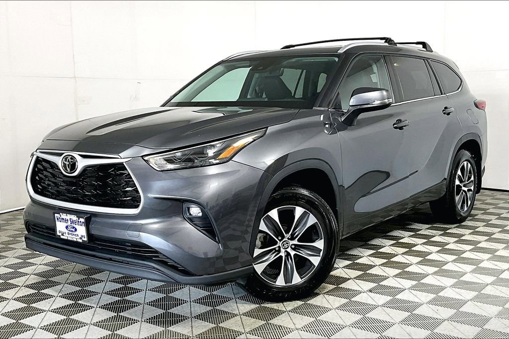 Used 2022 Toyota Highlander XLE image 2