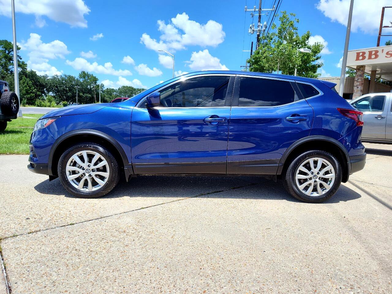 Used 2022 Nissan Rogue Sport S image 3