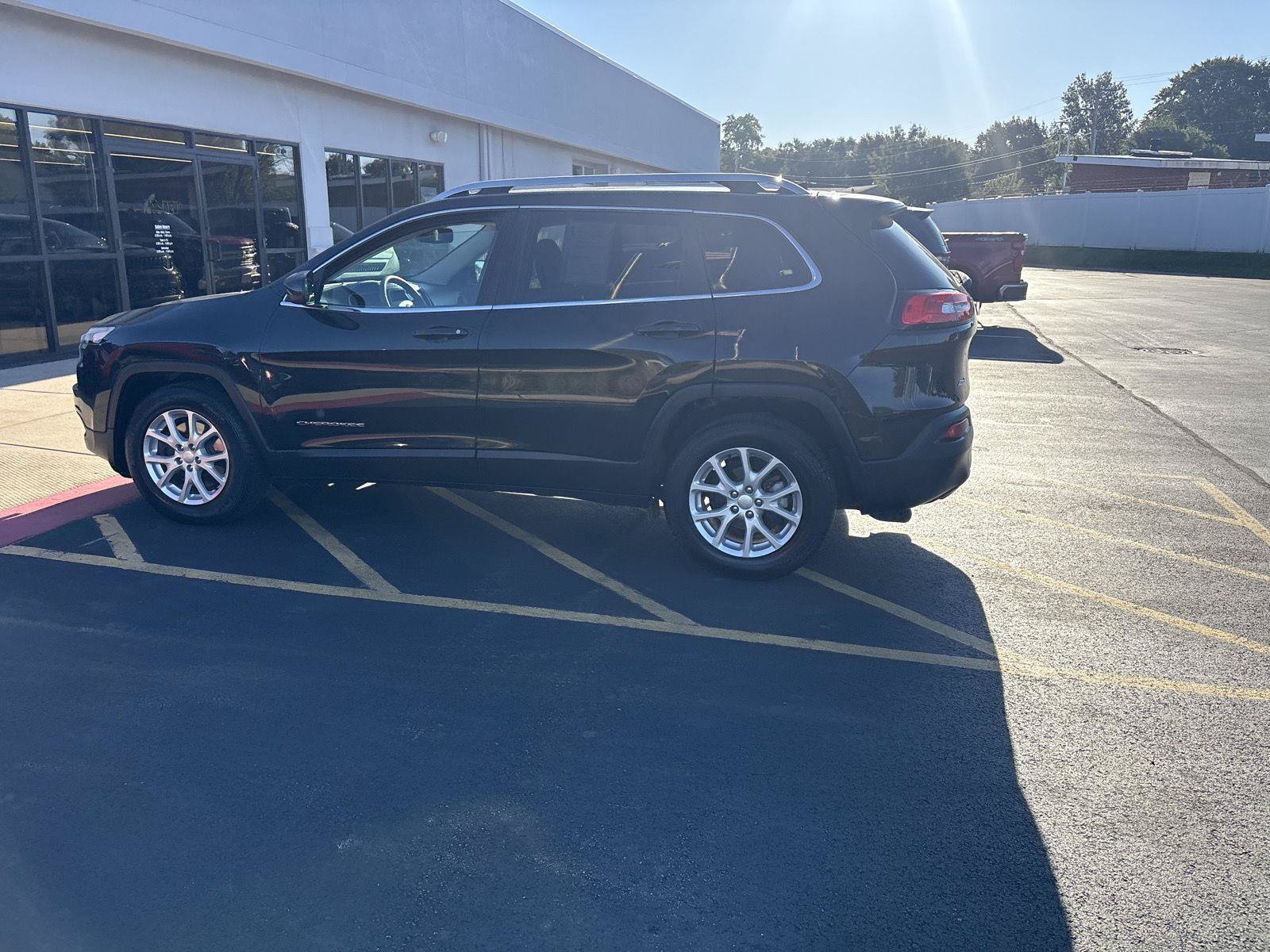 Used 2016 Jeep Cherokee Latitude FWD image 8