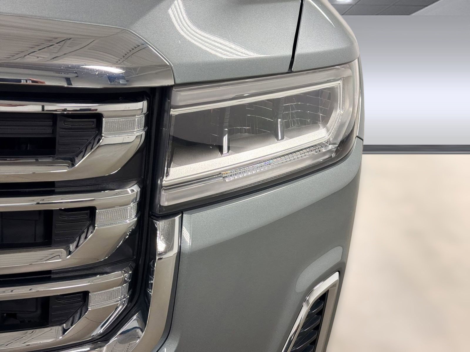 Used 2023 GMC Acadia SLE image 10