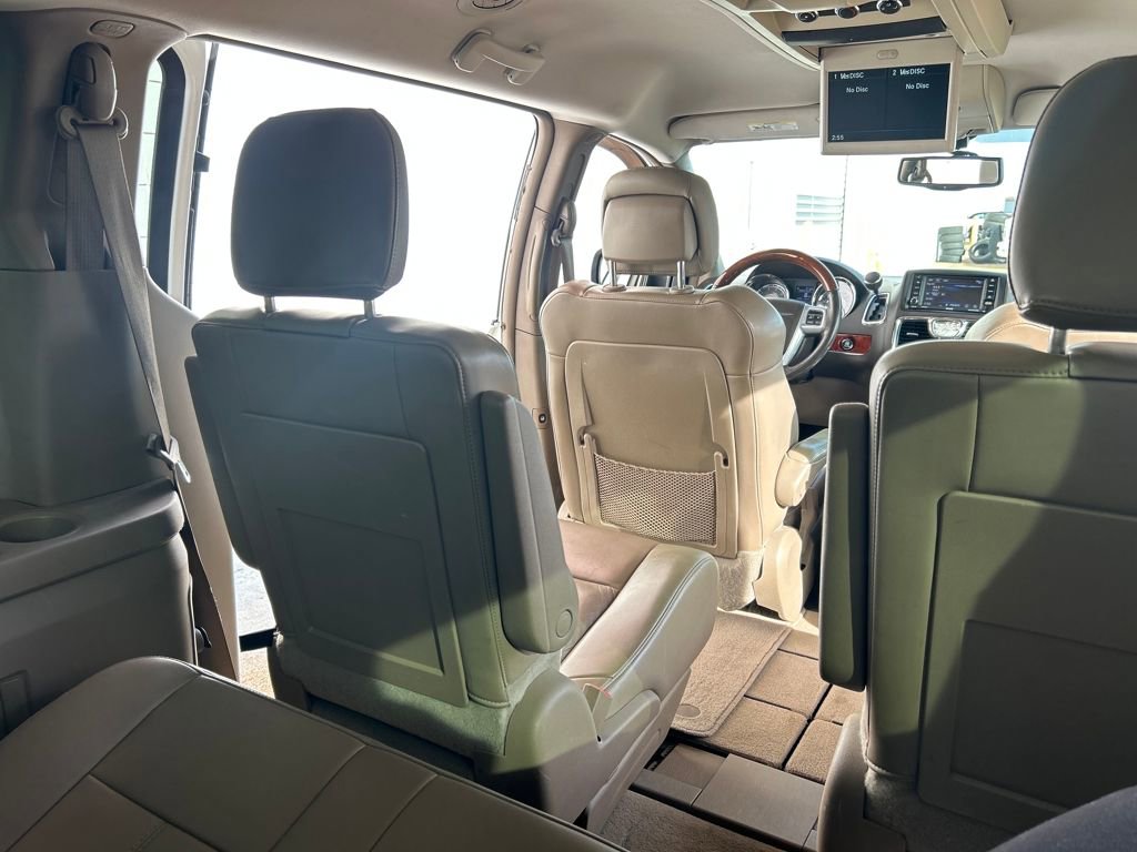 Used 2013 Chrysler Town & Country Limited image 33