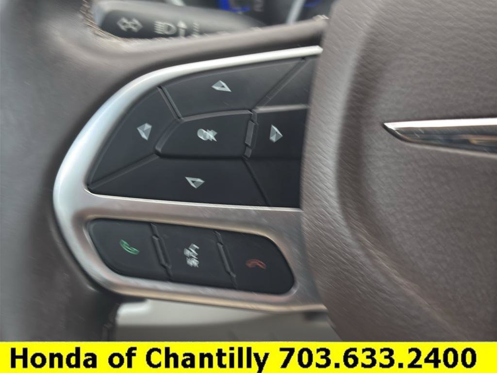 Used 2017 Chrysler Pacifica Touring-L w/ Tire & Wheel Group FWD image 12