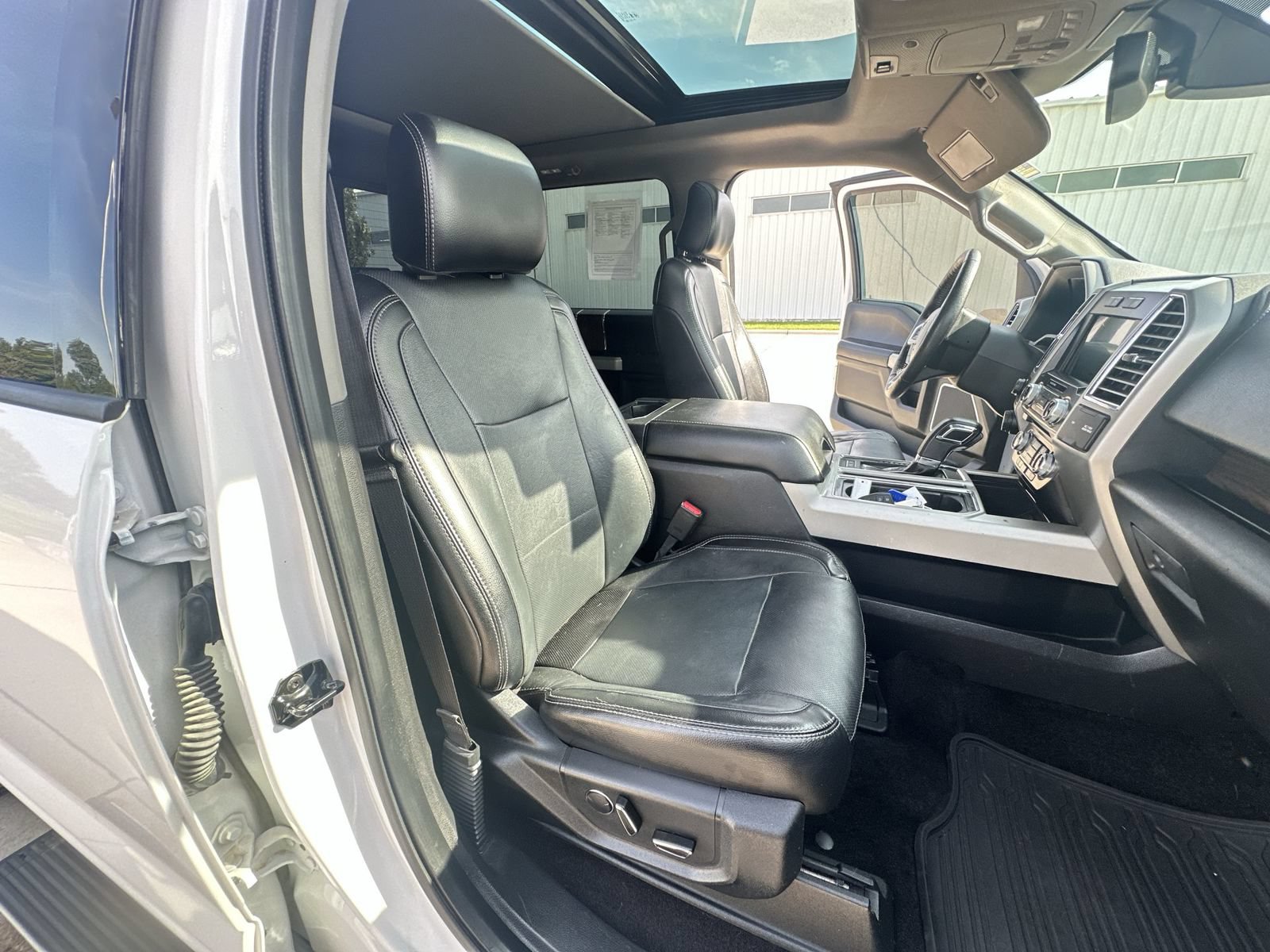 Used 2016 Ford F150 Lariat w/ Equipment Group 502A Luxury AWD/4WD image 29
