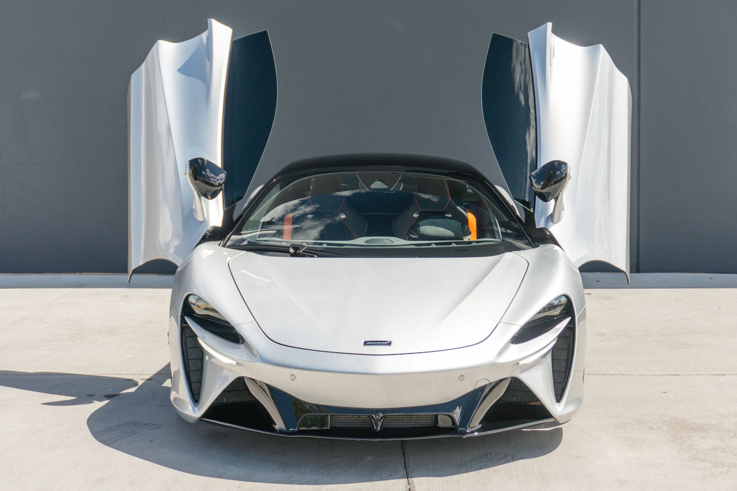 Used 2023 McLaren Artura RWD image 6