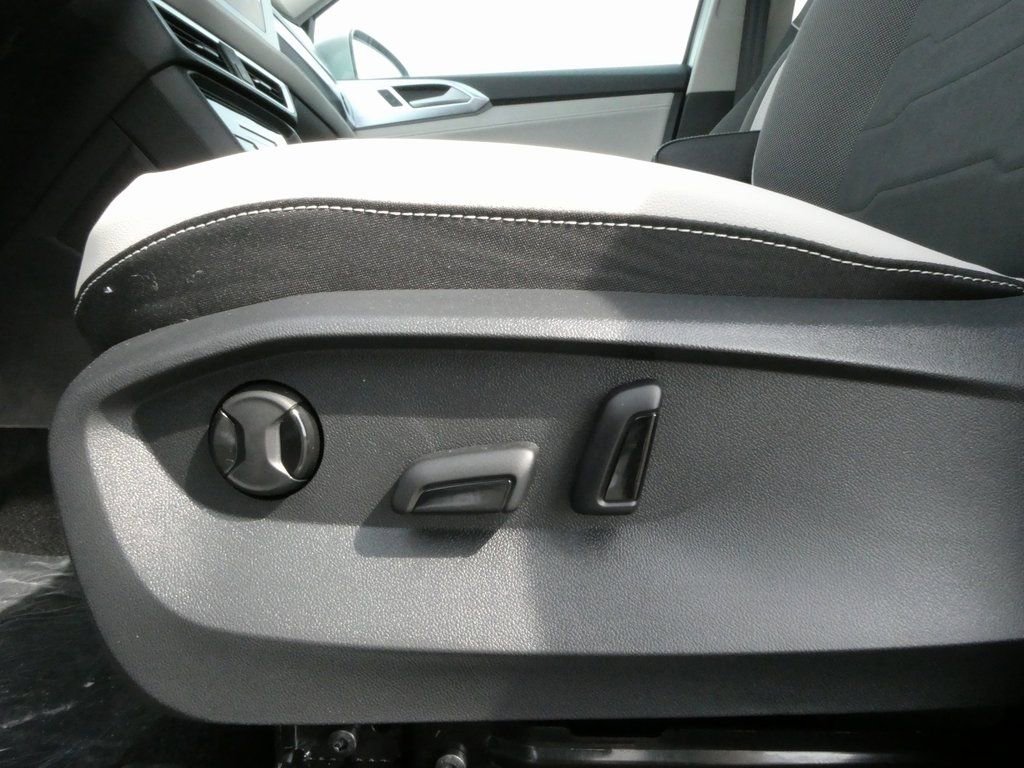Certified 2025 Volkswagen Taos SE FWD image 9