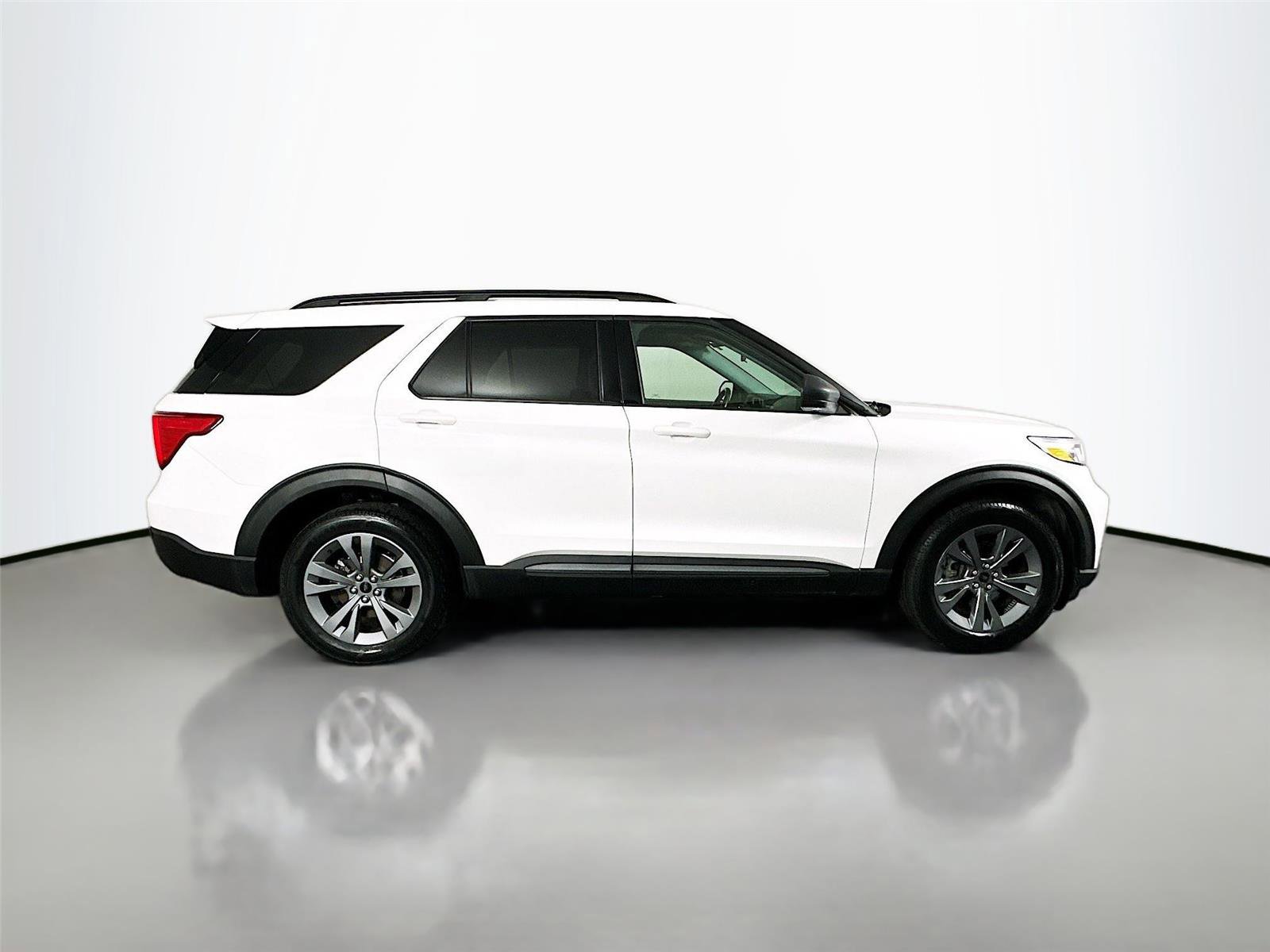 Used 2022 Ford Explorer XLT w/ Equipment Group 202A AWD/4WD image 18