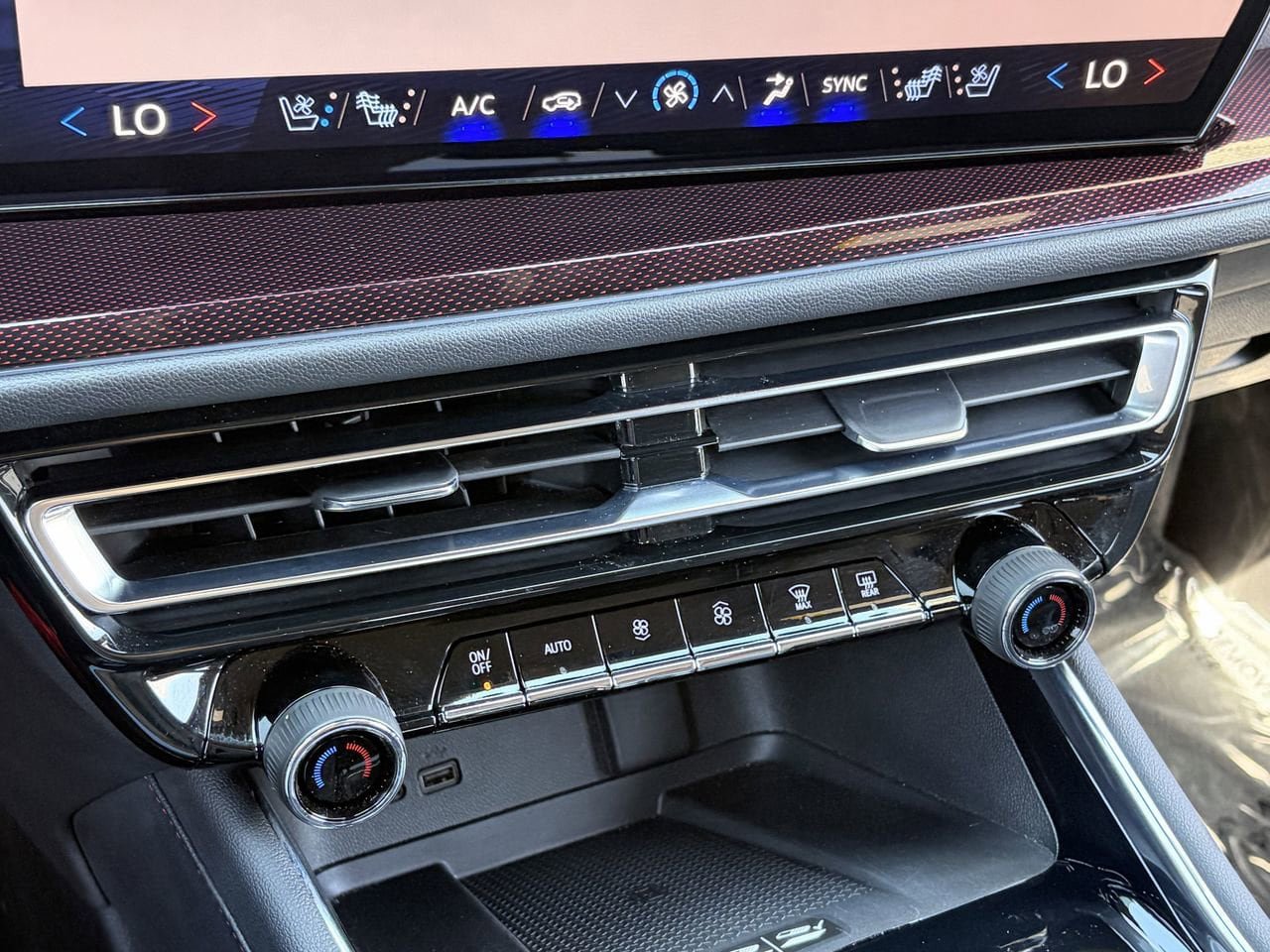 Used 2025 Chevrolet Traverse RS FWD image 30