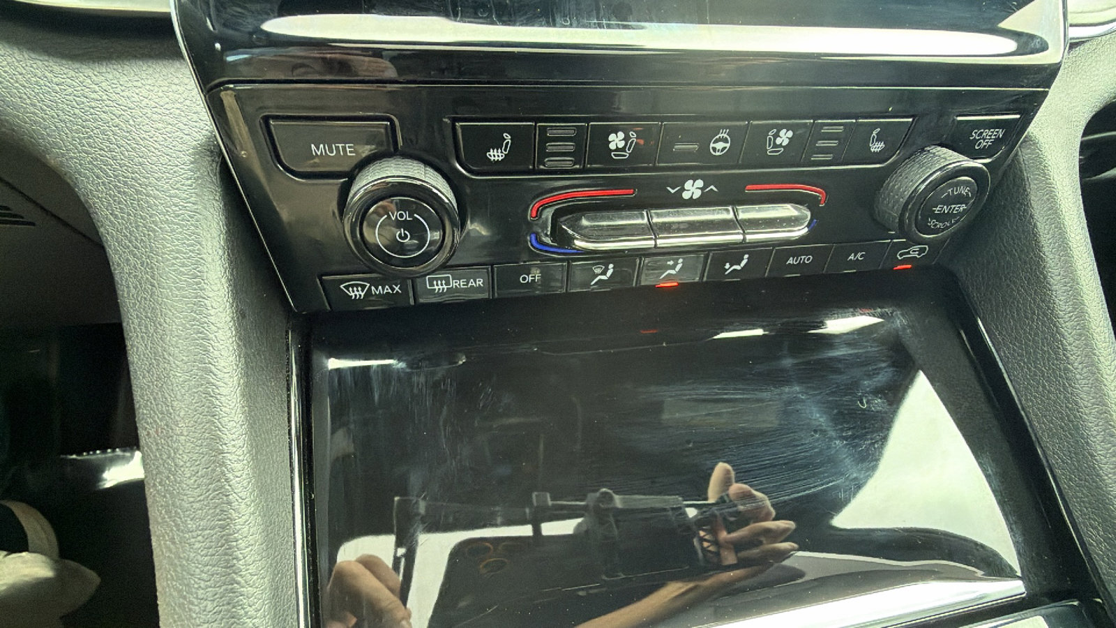 Certified 2025 Jeep Grand Cherokee L Overland w/ Luxury Tech Group IV image 37