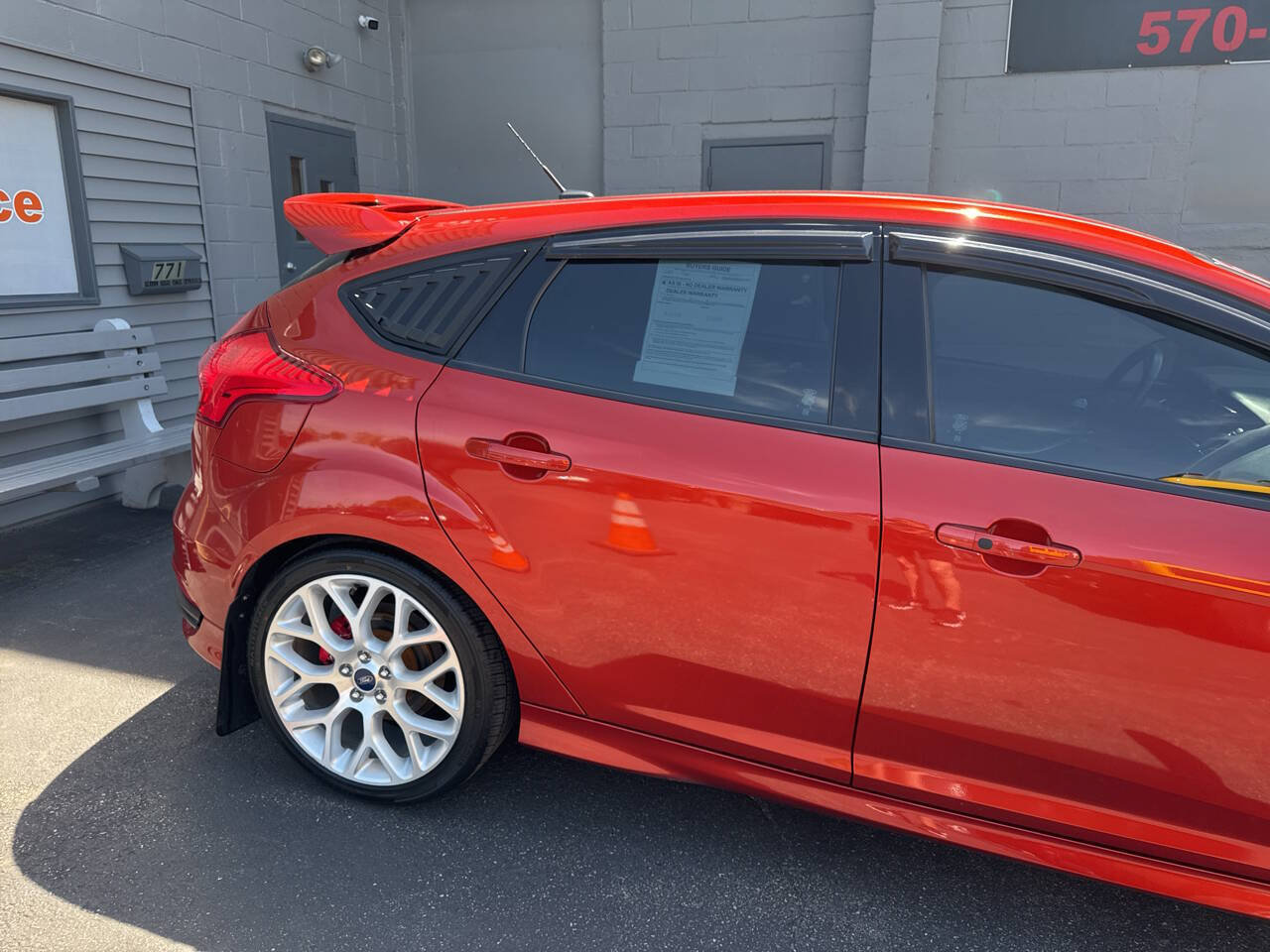 Used 2018 Ford Focus ST FWD image 9