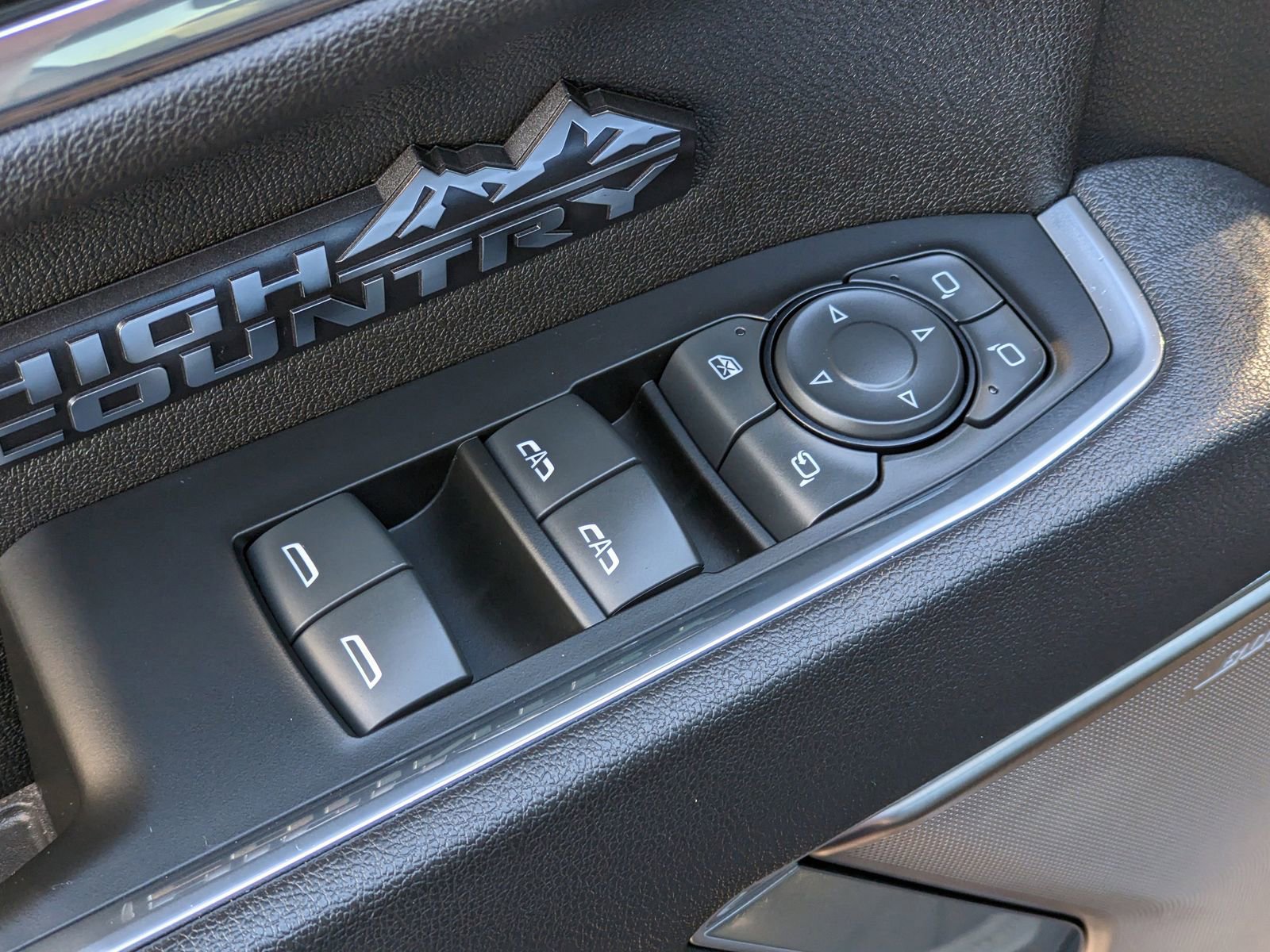 Used 2025 Chevrolet Silverado 1500 High Country image 18