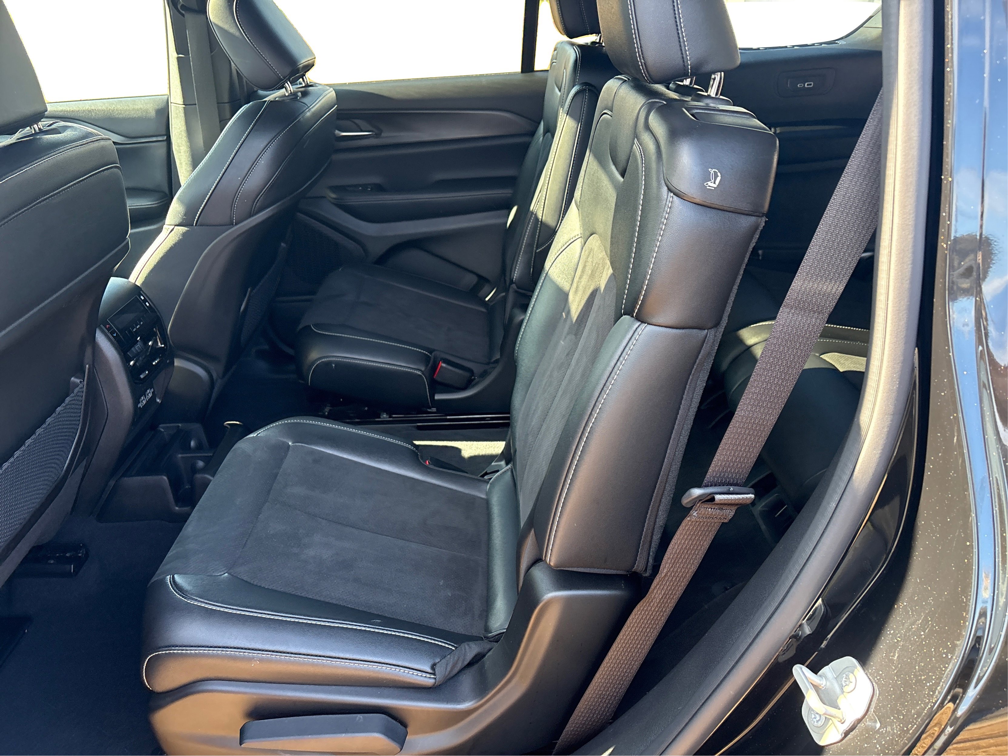 Used 2024 Jeep Grand Cherokee L Altitude image 10