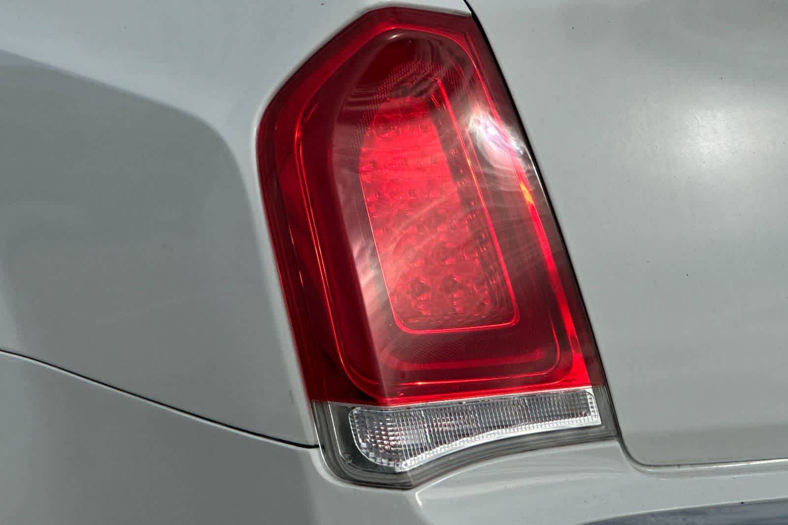 Used 2019 Chrysler 300 Limited RWD image 13