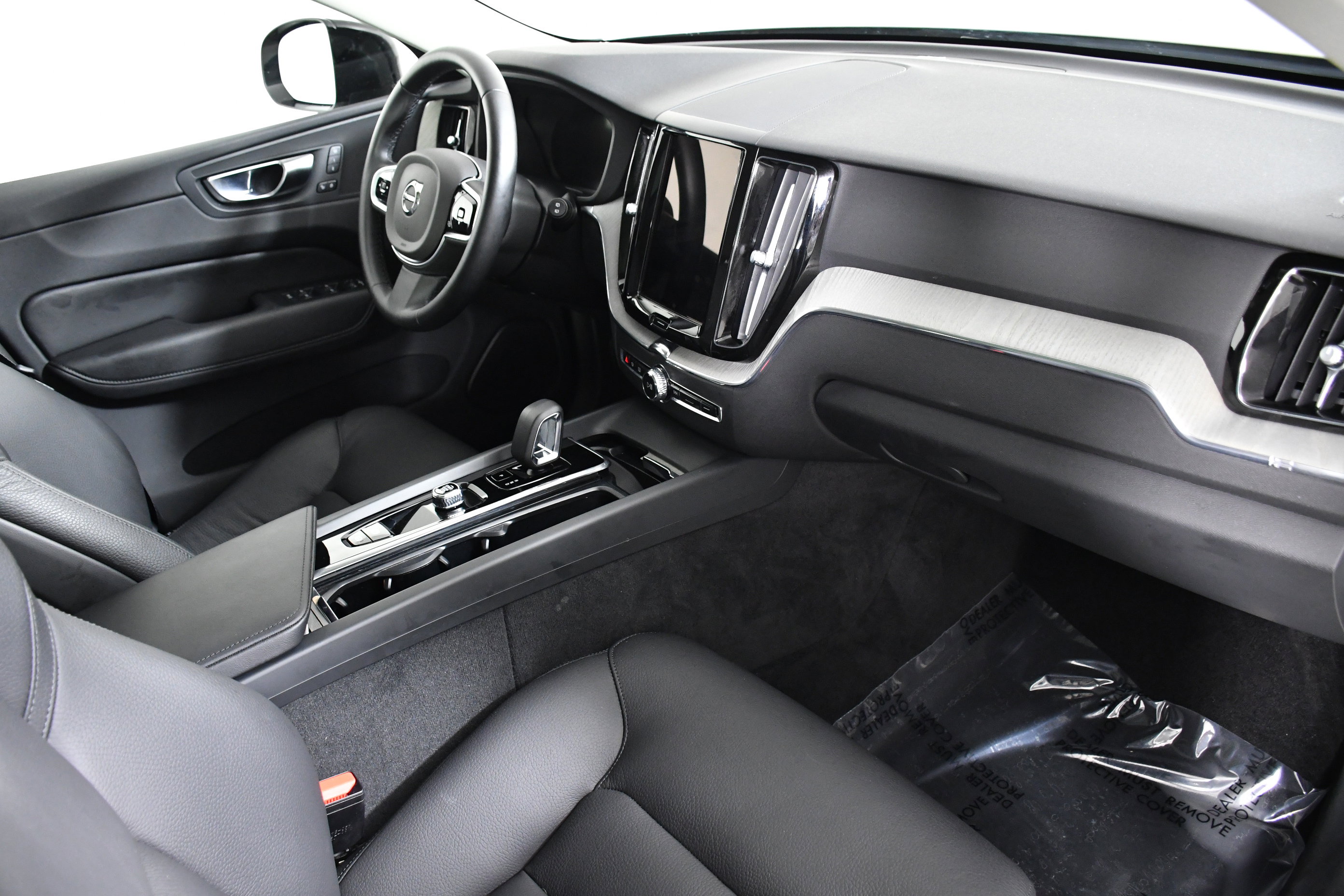 Used 2025 Volvo XC60 B5 Plus image 27