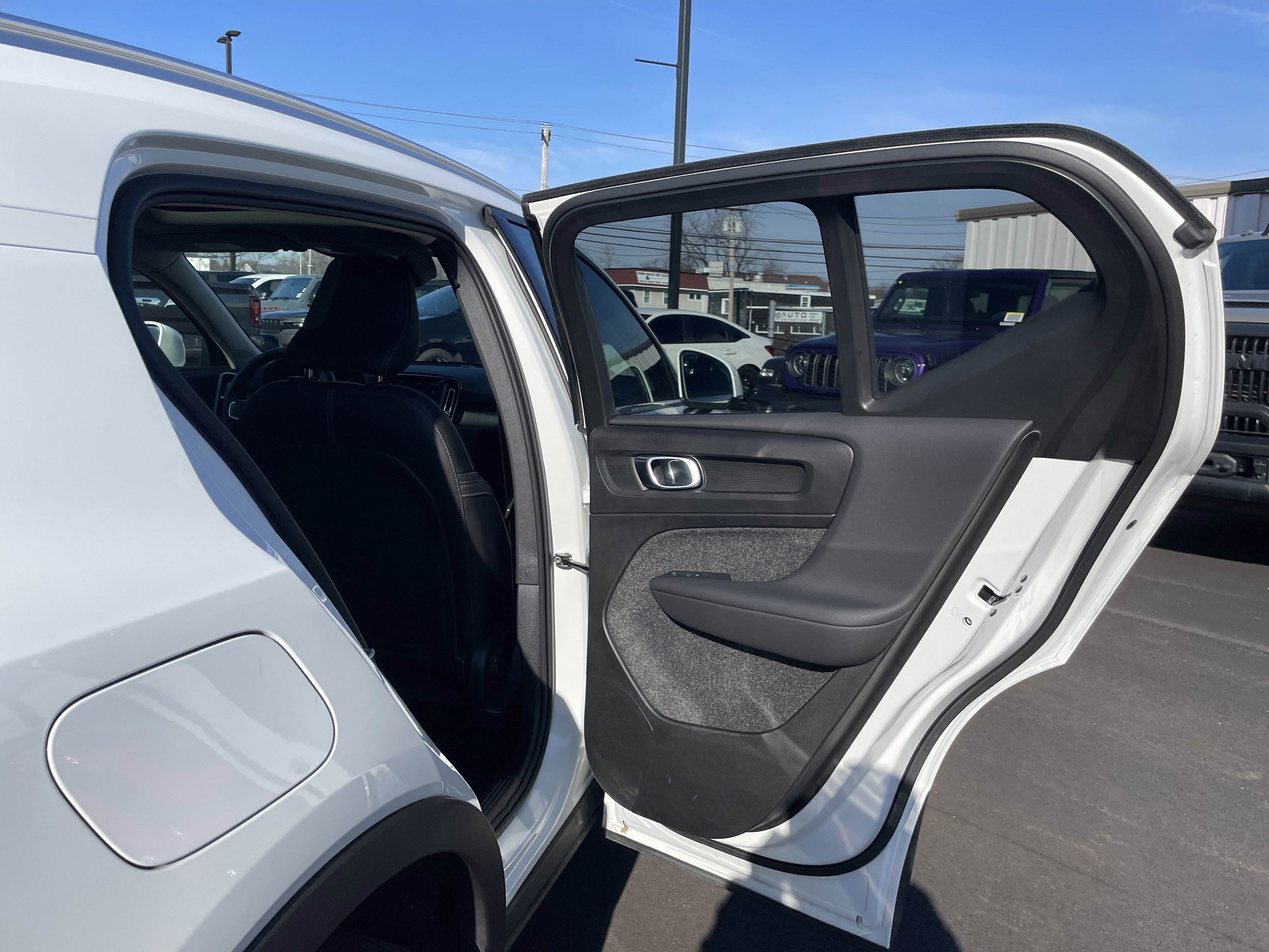 Used 2025 Volvo XC40 B5 Core image 16