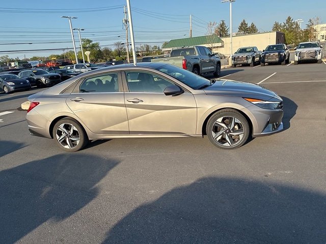Used 2023 Hyundai Elantra Limited image 5