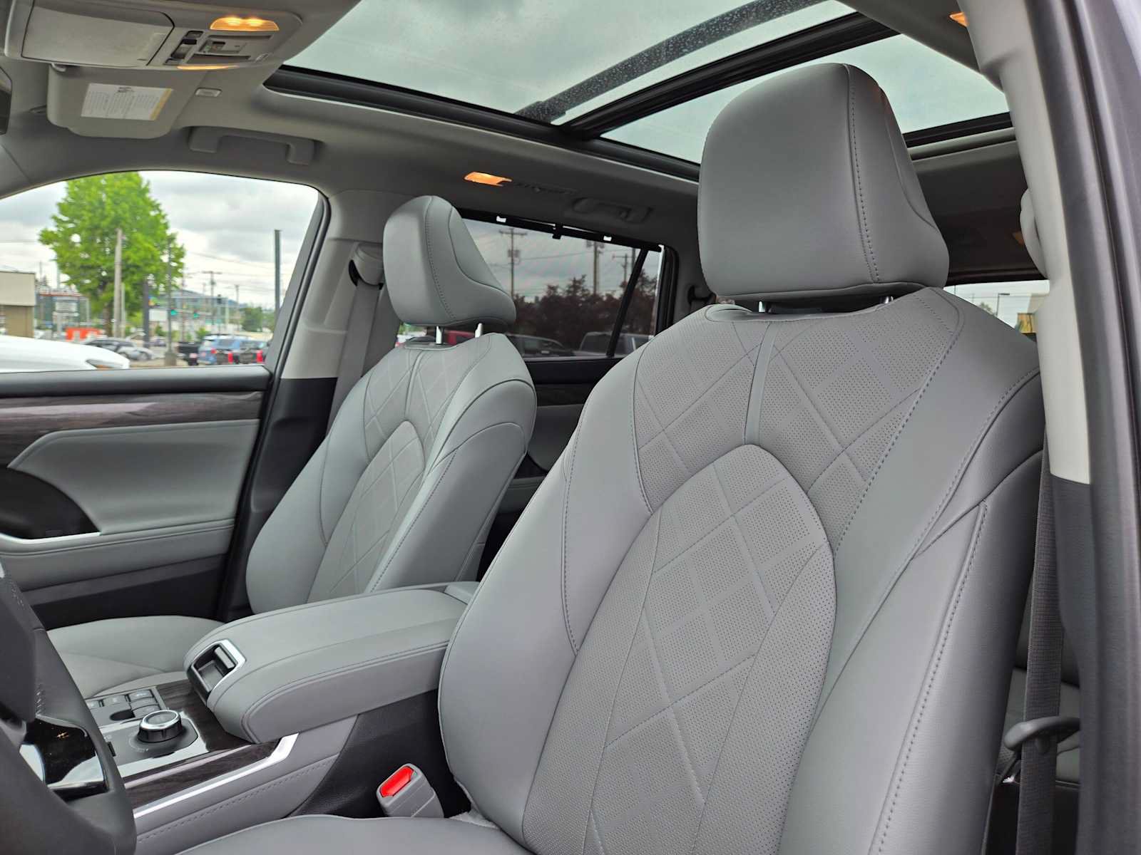 Certified 2025 Toyota Highlander Platinum AWD/4WD image 23