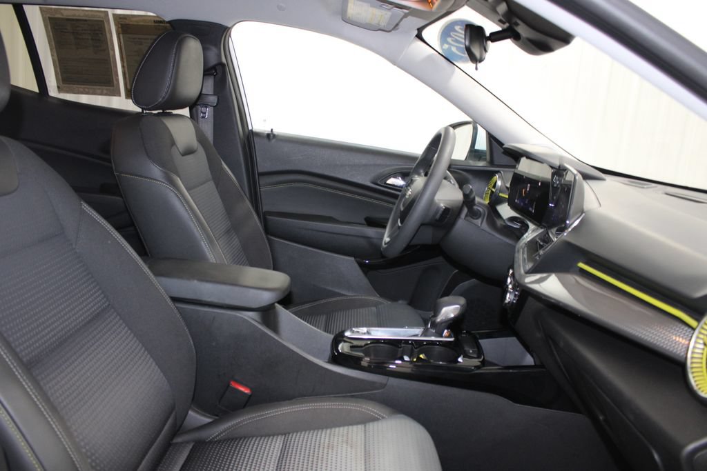 Used 2025 Chevrolet Trax LT FWD image 33