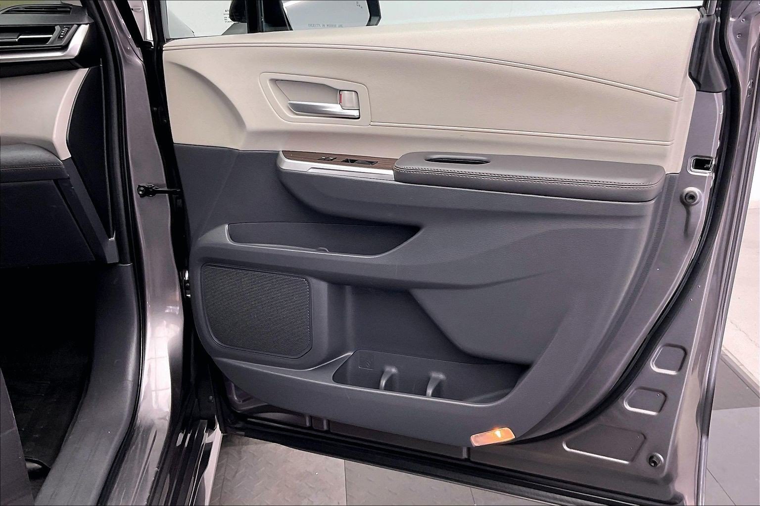 Used 2023 Toyota Sienna XLE FWD image 27