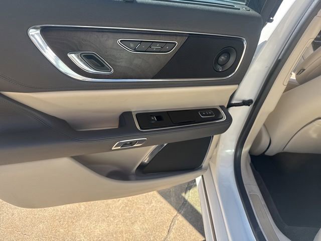 Used 2017 Lincoln Continental Reserve w/ Rear-seat Package FWD image 14