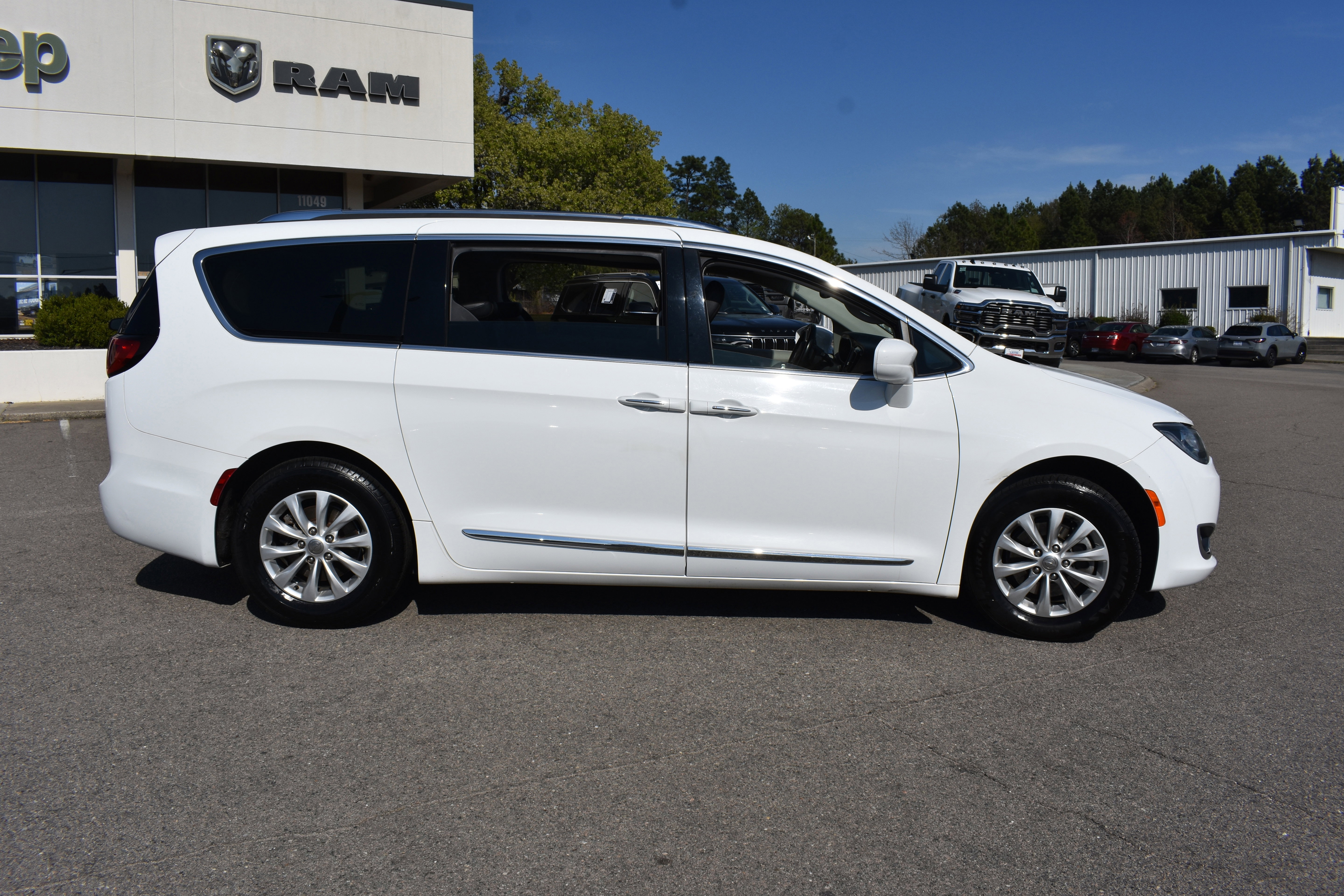 Used 2019 Chrysler Pacifica Touring-L image 10