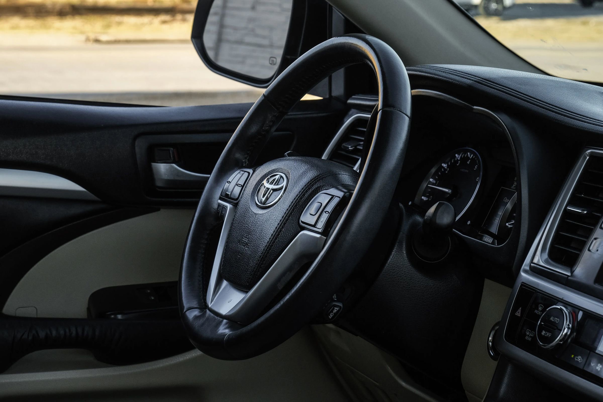 Used 2015 Toyota Highlander XLE image 17