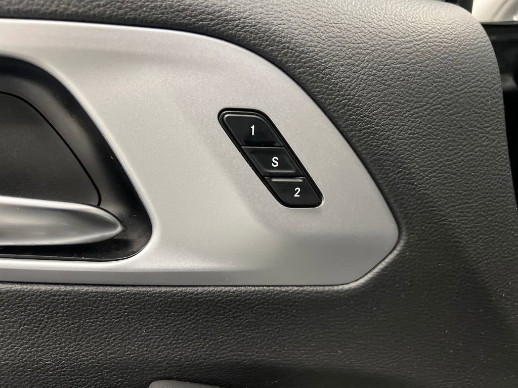 Used 2025 Chrysler Pacifica Limited image 12