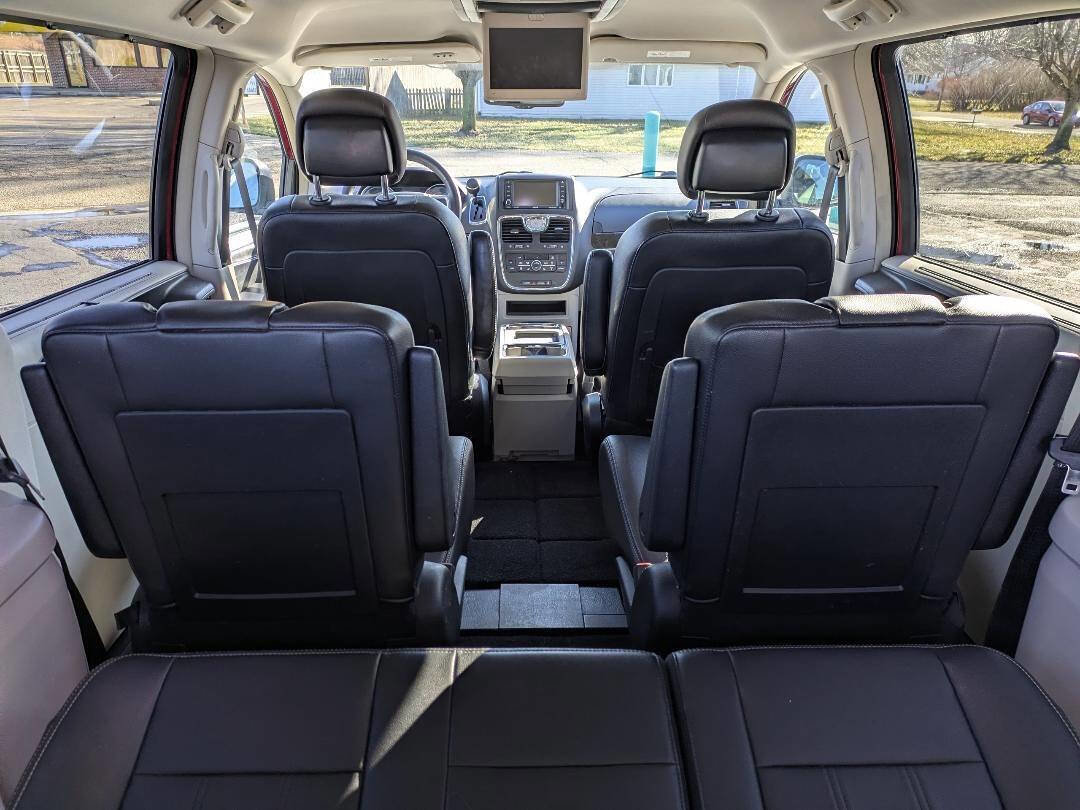 Used 2015 Chrysler Town & Country Touring w/ Driver Convenience Group image 15