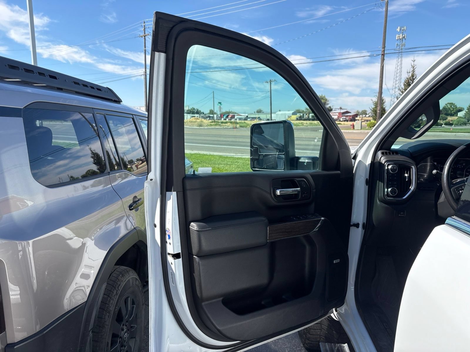 Used 2023 GMC Sierra 3500 Denali w/ Denali Ultimate Package AWD/4WD image 12