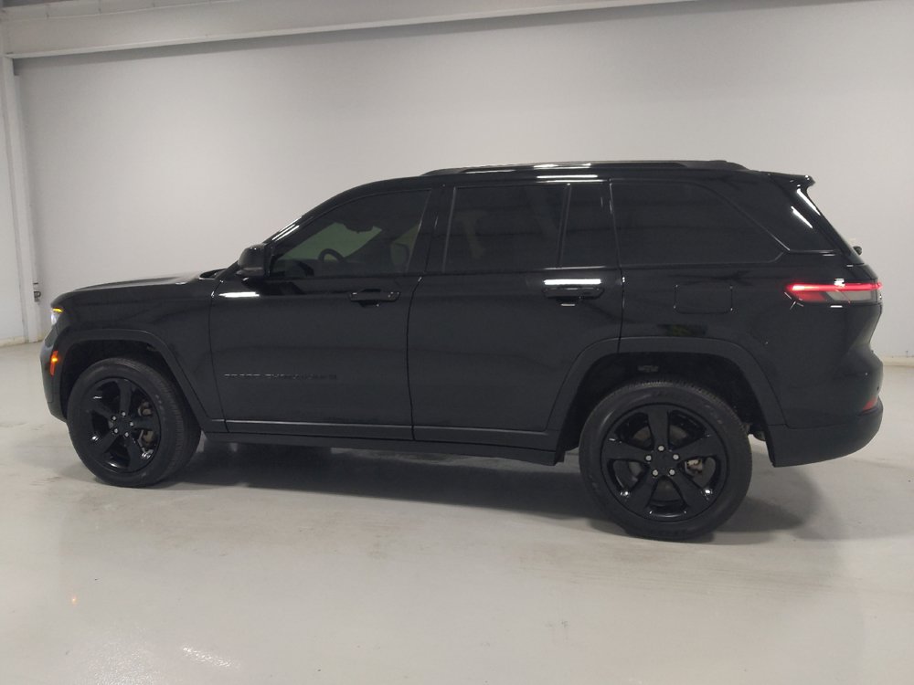 Used 2023 Jeep Grand Cherokee Altitude AWD/4WD image 3