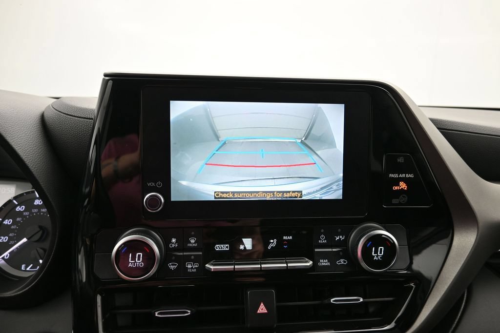 Used 2023 Toyota Highlander LE AWD/4WD image 16
