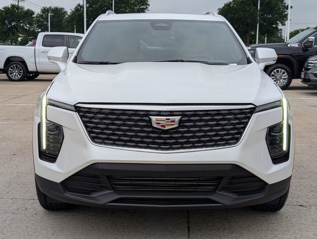 Used 2024 Cadillac XT4 Luxury w/ Cold Weather Package FWD image 6