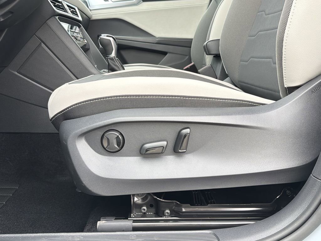 New 2026 Volkswagen Taos SE image 21
