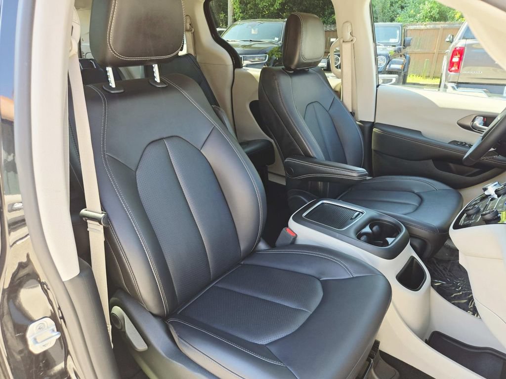Certified 2024 Chrysler Pacifica Touring-L AWD/4WD image 17