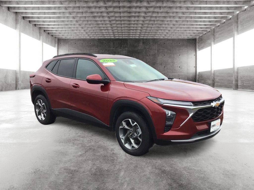 Used 2025 Chevrolet Trax LT FWD image 3