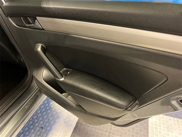 Used 2021 Volkswagen Passat 2.0T SE image 11