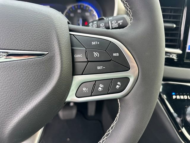 Used 2026 Chrysler Pacifica Select image 17