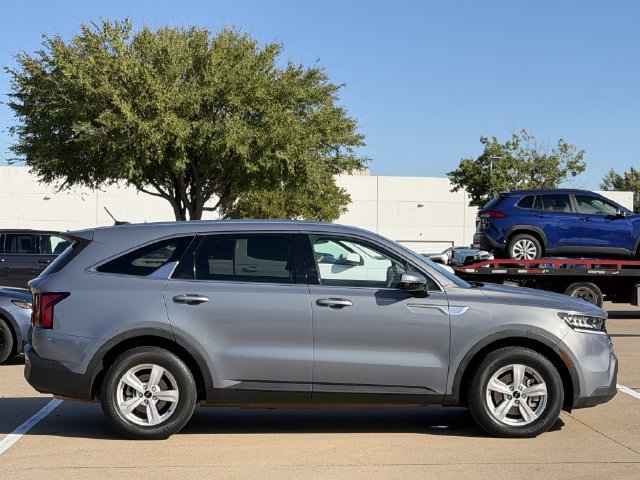 Used 2023 Kia Sorento LX FWD image 3