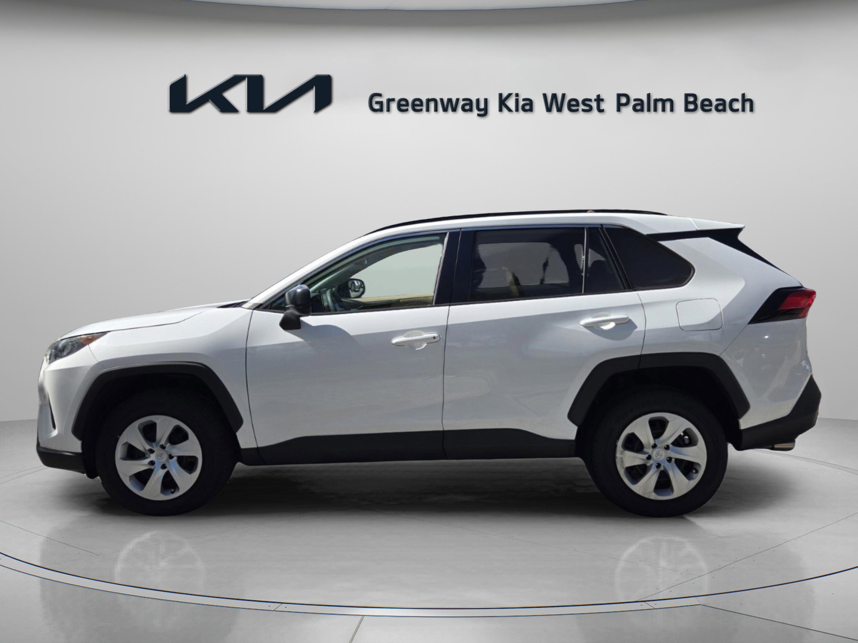 Used 2020 Toyota RAV4 LE image 4