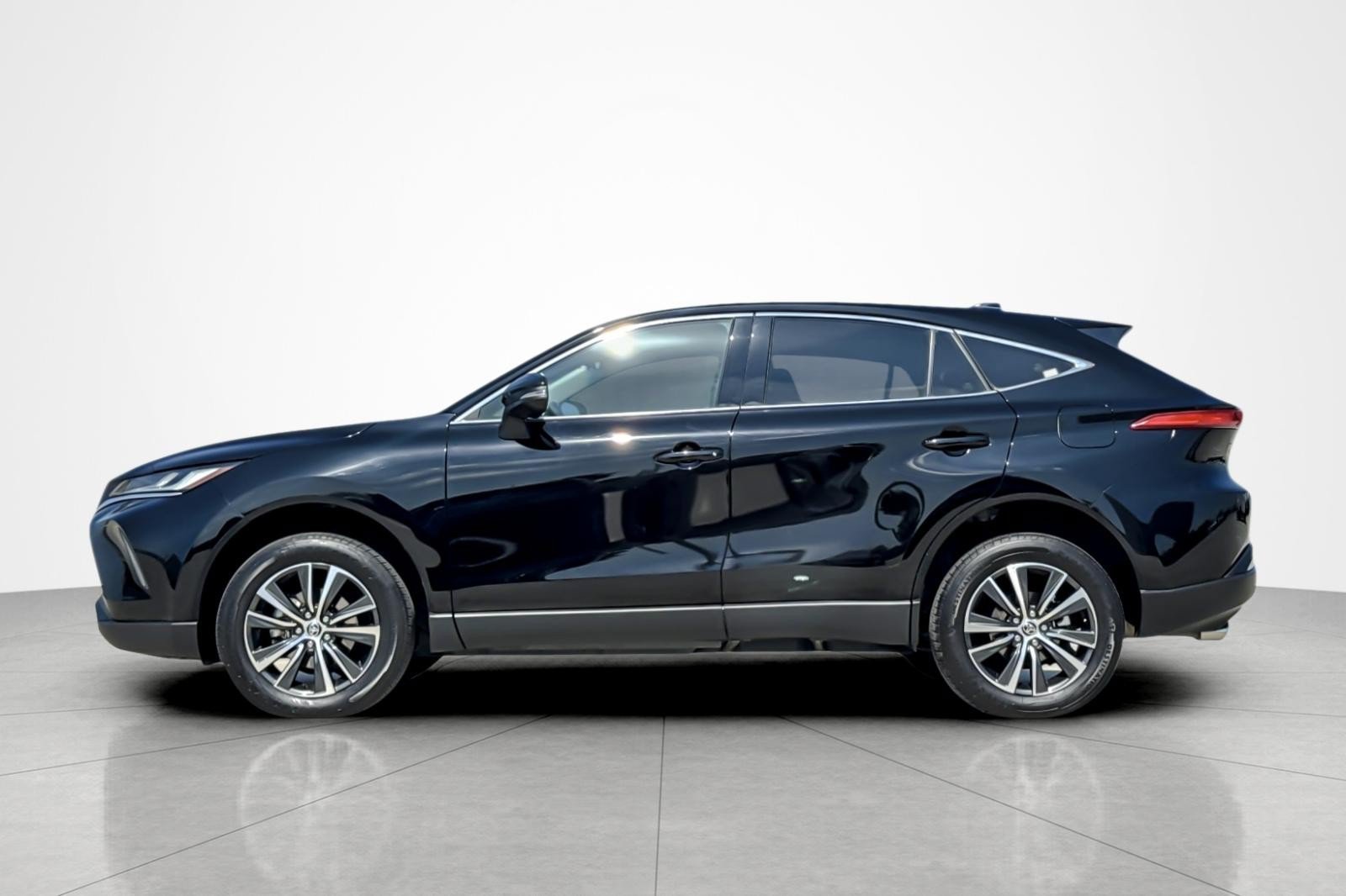 Used 2024 Toyota Venza LE AWD/4WD image 2