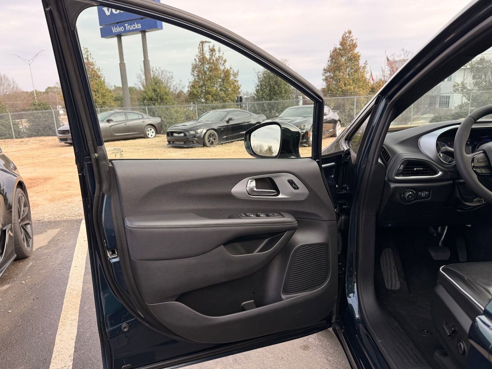 Used 2025 Chrysler Pacifica Limited FWD image 12
