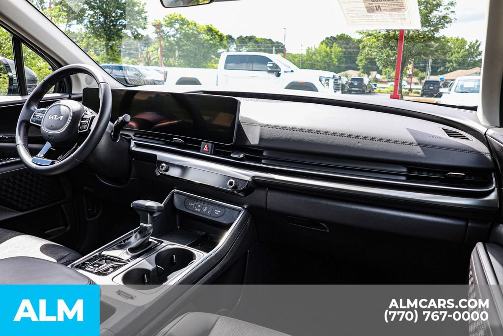 Used 2025 Kia Carnival SX w/ SX Dark Edition Package FWD image 32