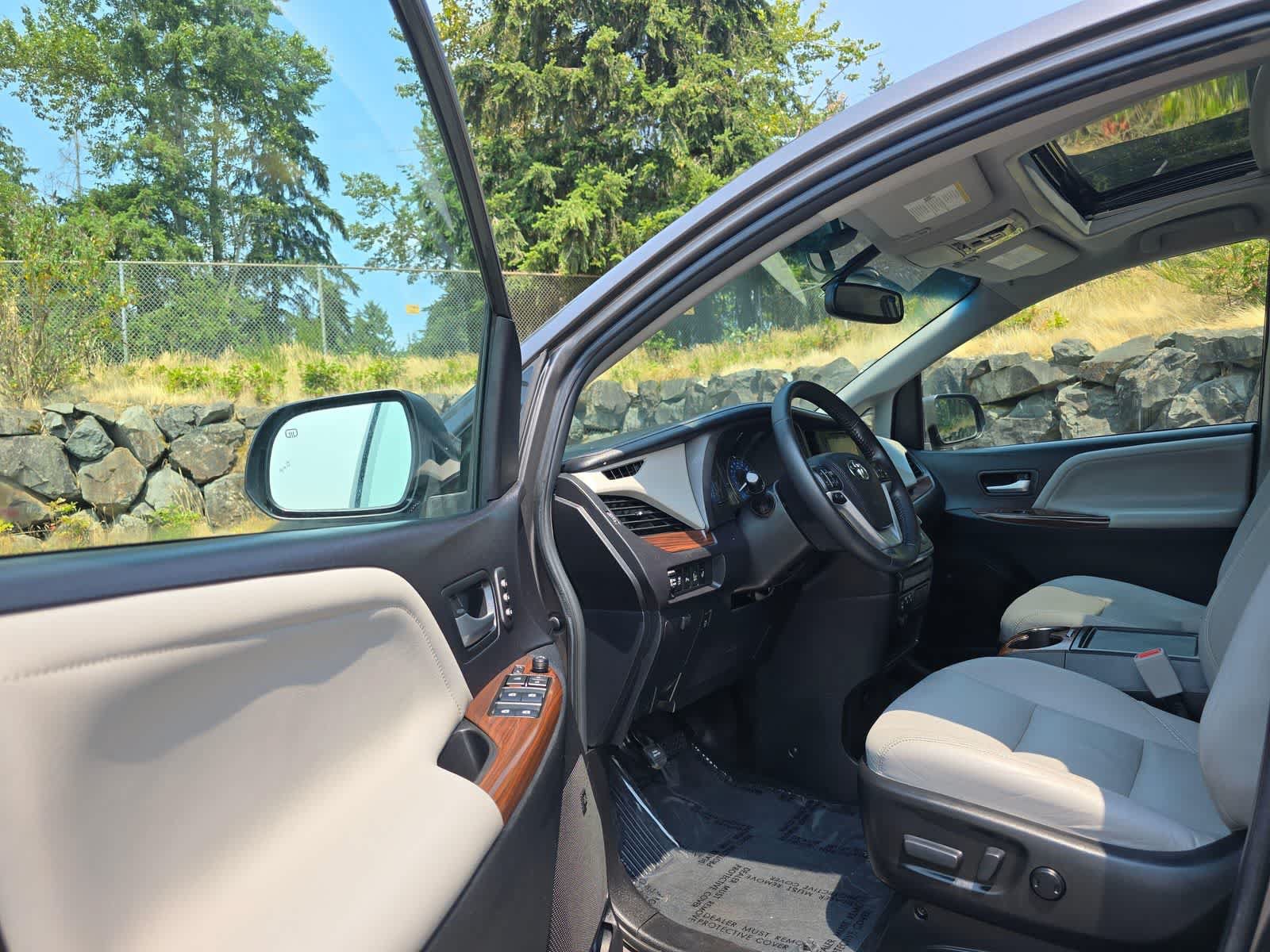 Used 2017 Toyota Sienna Limited AWD/4WD image 23