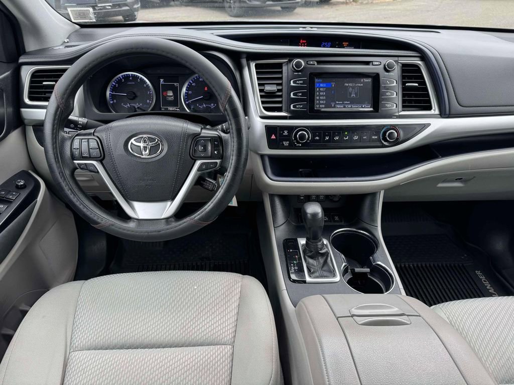 Used 2019 Toyota Highlander LE image 17