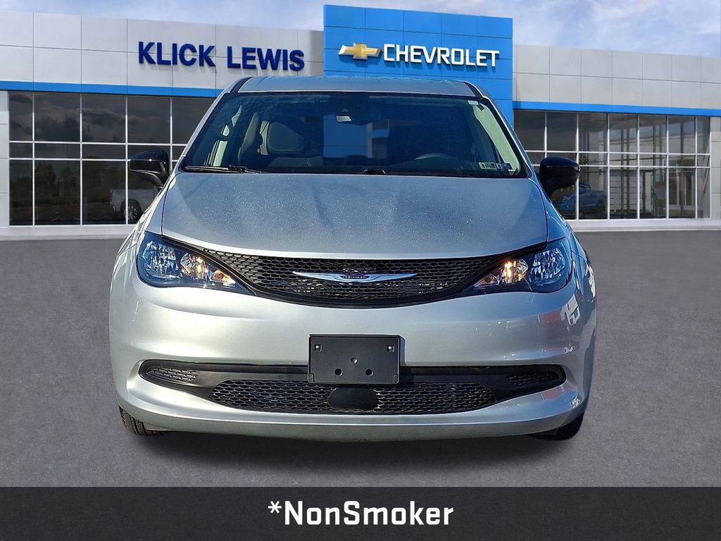 Used 2024 Chrysler Voyager LX image 2