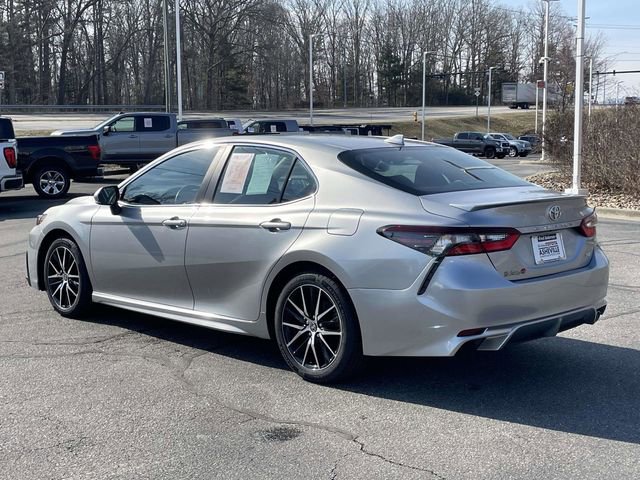 Used 2022 Toyota Camry SE image 3